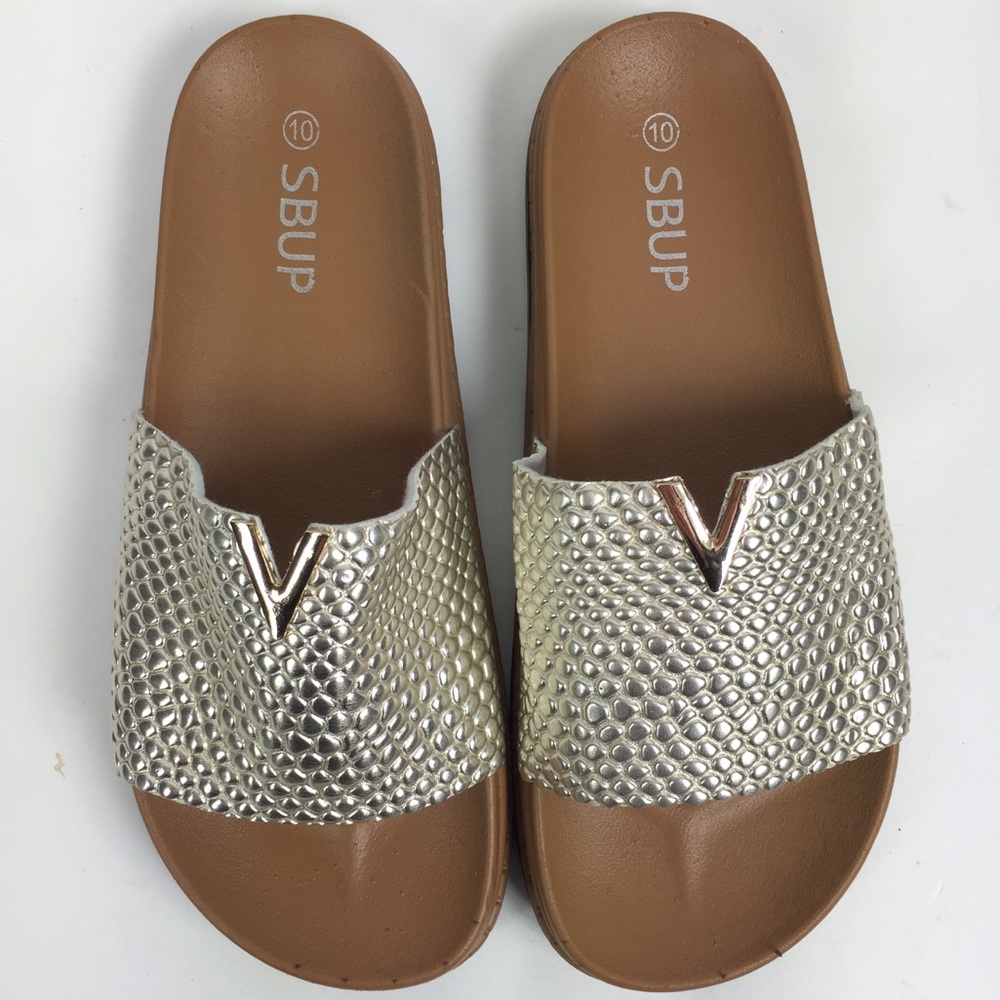 SBUP Size 10 Slip On Shiny Silver Pebbled Sandals